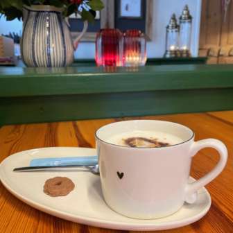 Detailaufnahme einer Kaffeetasse auf einem Tisch im Bergstübli Steg