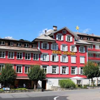 Hotel Aussenansicht Sommer