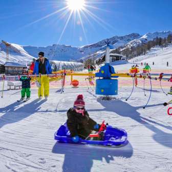 Sunny winter's day in malbi-park – fun, games and tobogganing fun for the whole family