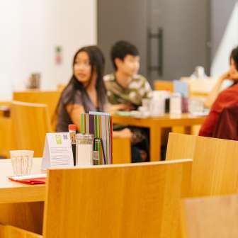 Gäste sitzen im hellen Café-Bereich des Kunstmuseums