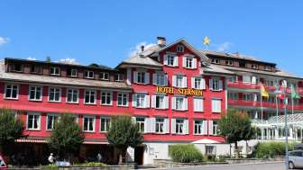 Hotel Aussenansicht Sommer