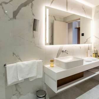 Modernes Badezimmer im Alpin Royal Hotel