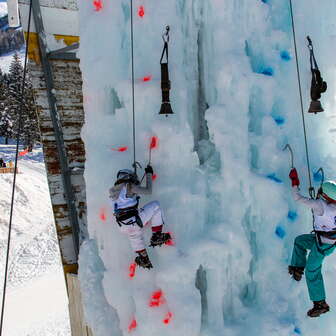 Zwei Kinder beim Eisklettern am Eisturm in Malbun