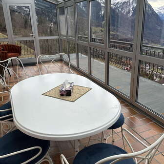 Terrasse mit Aussicht über die umliegende Bergwelt und das Rheintal